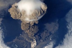 Koja izbacuje vulkan na površini tokom erupcije? Koja izbacuje vulkan na površini tokom erupcije?